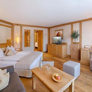 Zimmer mit Kingsize-Bett